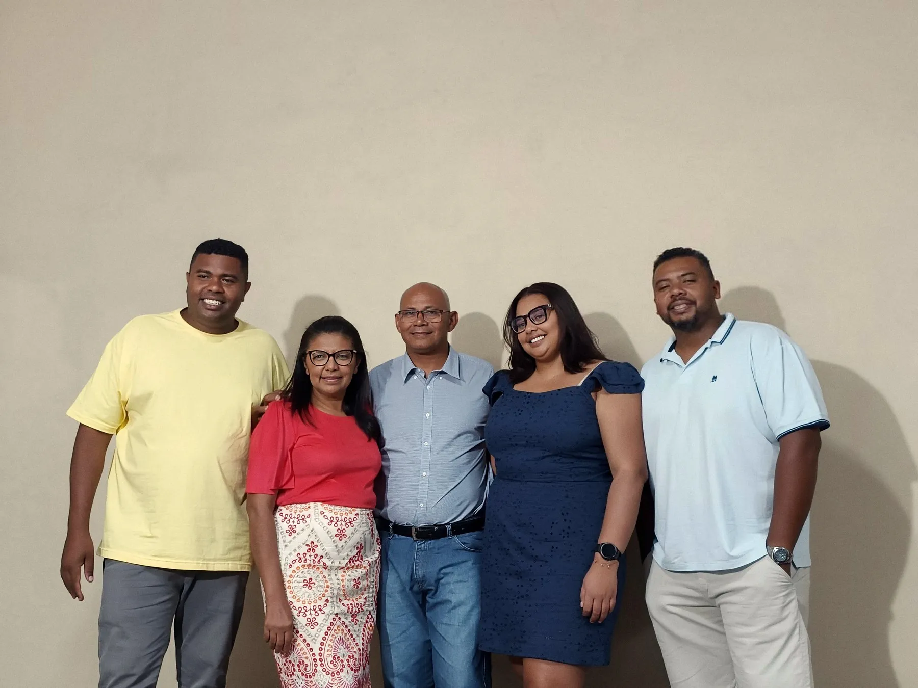 Raimundo, a família e a equipe da RM Pallets reunidos no pátio, entre os paletes